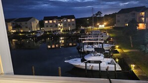 Un port de plaisance où plusieurs bateaux sont amarrés pendant la nuit.
