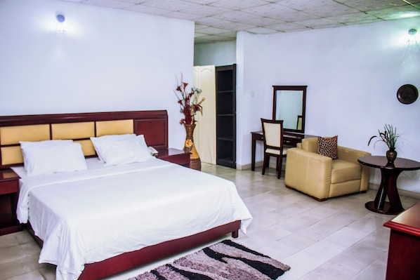 Caja de seguridad en la habitación y escritorio