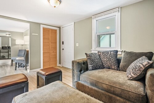 Cozy 1-bedroom with WiFi and AC in quaint Keego Harbor