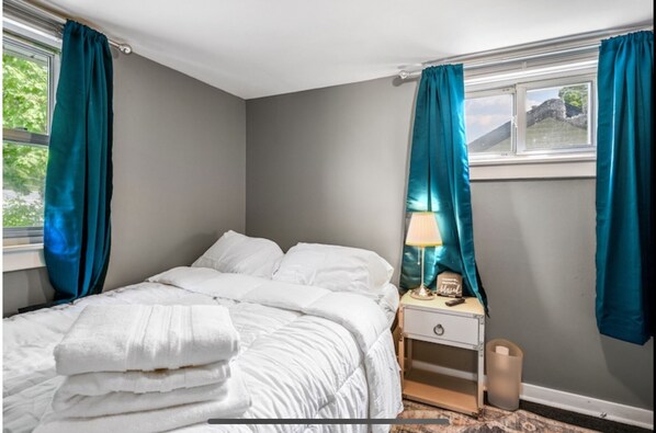 1 dormitorio, tabla de planchar con plancha, wifi y ropa de cama
