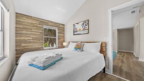 2 bedrooms, iron/ironing board, free WiFi, bed sheets - Steps to BEACH/POOL/Times square (Fort Myers Beach)