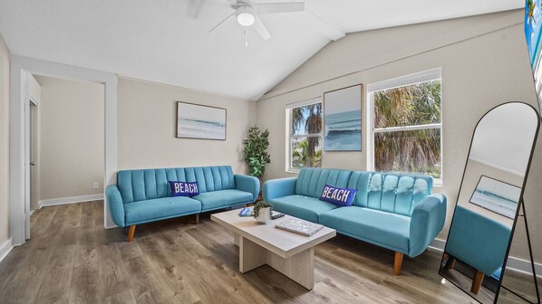 TV - Steps to BEACH/POOL/Times square (Fort Myers Beach)
