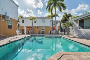 Pool - Steps to BEACH/POOL/Times square (Fort Myers Beach)