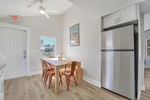 Dining - Steps to BEACH/POOL/Times square (Fort Myers Beach)