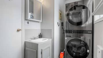 Regadera, secadora de cabello, toallas