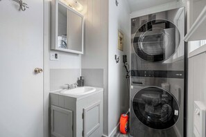 Shower, hair dryer, towels - Lakefront Cabin • Cozy Retreat • 5Beds • OnTheLake (Lac La Nonne)