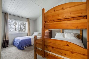 2 bedrooms, WiFi, bed sheets - Lakefront Cabin • Cozy Retreat • 5Beds • OnTheLake (Lac La Nonne)