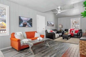 TV, fireplace - Lakefront Cabin • Cozy Retreat • 5Beds • OnTheLake (Lac La Nonne)