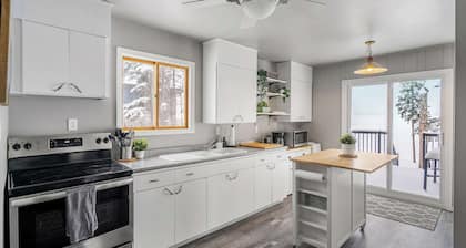 Lakefront Cabin âą Cozy Retreat âą 5Beds âą TV + Wifi
