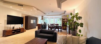 Huge Deluxe Apartment, 140sqm, Whirlpool, Shower, Netflix, Prime, Wifi, Balkony