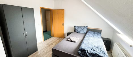 1 bedroom, desk, wheelchair access