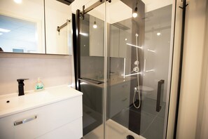 Douche, sèche-cheveux, serviettes fournies