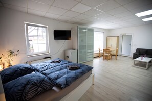 1 sovrum och skrivbord