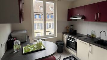 Réfrigérateur, micro-ondes, four, plaque de cuisson