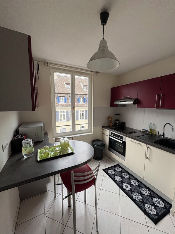 Fridge, microwave, oven, stovetop - 3P Le Cœur de la Krutenau - Strasbourg 57m2 10 min walk from the Cathedral (Strasbourg)