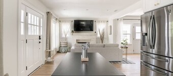 Charming Hollywood Bungalow with Private Parking