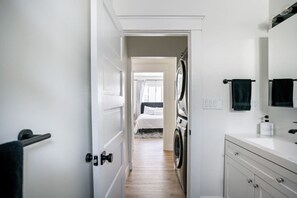 3 bedrooms, desk, iron/ironing board, free WiFi - Charming Hollywood Bungalow with Private Parking (Los Angeles)