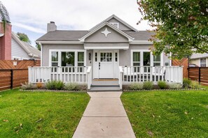 Exterior - Charming Hollywood Bungalow with Private Parking (Los Angeles)