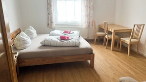 3 bedrooms, desk, wheelchair access