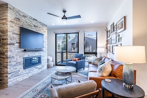 Smart TV, chimenea y estéreo 