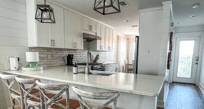 GULF VIEW! 🌊☀️Steps from beach!! 3 bedroom 3.5 bath