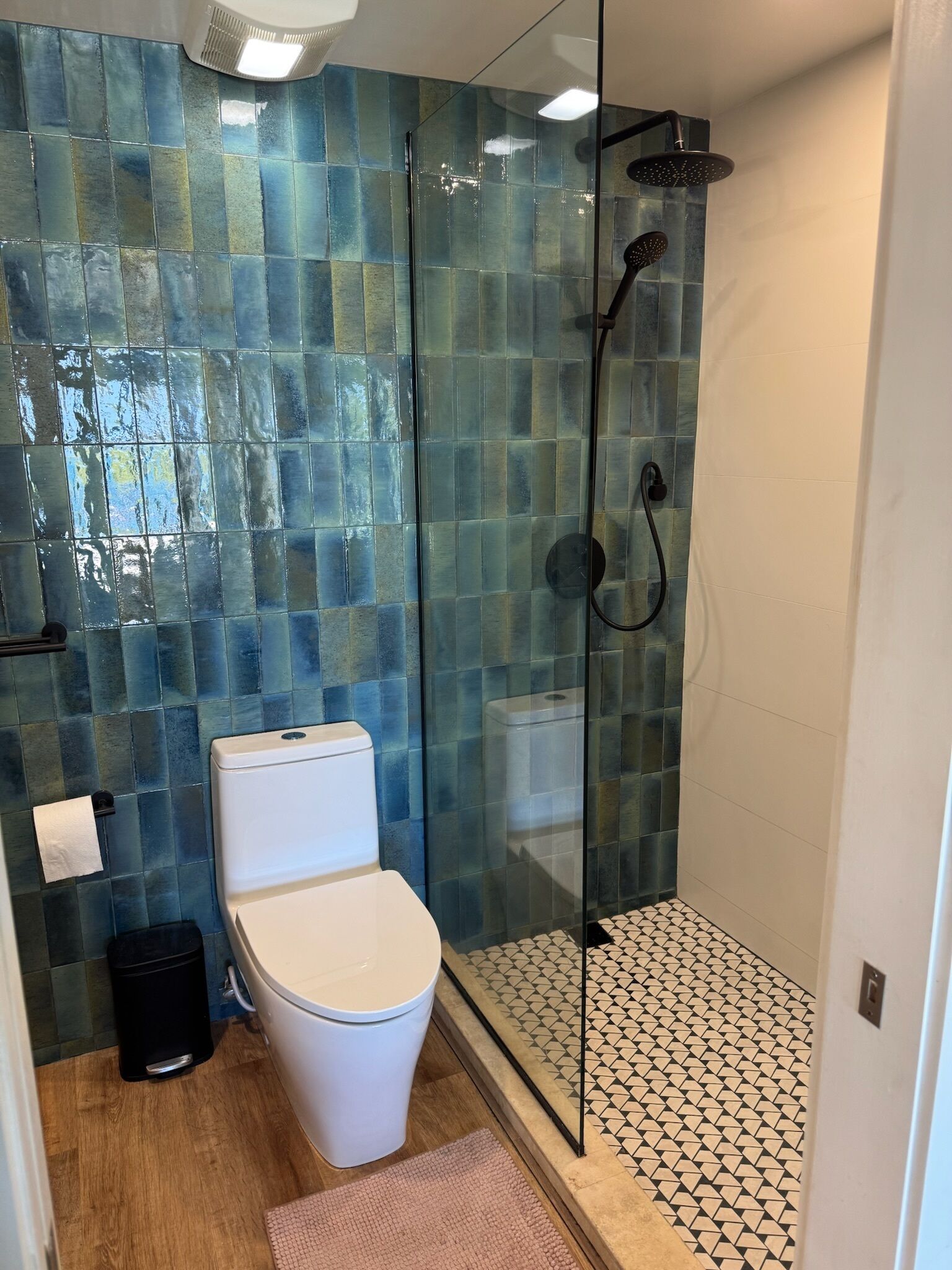 Ein Badezimmer mit Duschkabine, Toilette und Waschbecken.