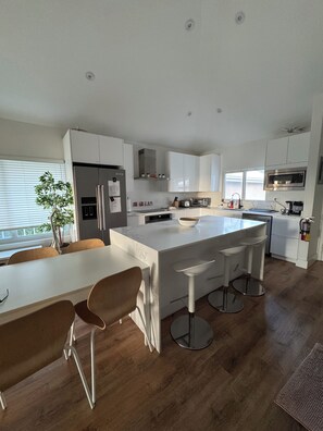 Micro-ondes, four, plaque de cuisson, lave-vaisselle