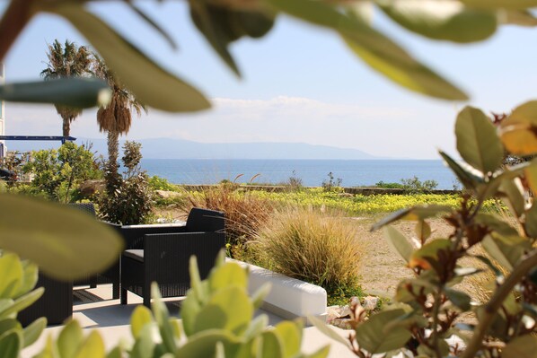 Terrace/patio - Julia's Beach Studio, family-friendly by the sea, with XL terrace, sea panorama (Marpissa)