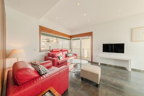 Appartement Familial, 2 chambres | Coin séjour | Télévision