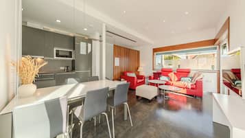 Apartamento familiar, 2 habitaciones | Cocina privada | Microondas, cafetera o tetera y hervidor eléctrico