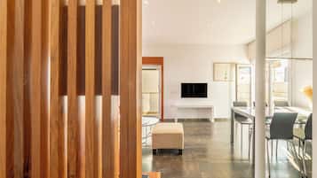 Departamento familiar, 2 habitaciones | Área de sala de estar | Televisión