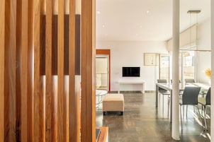 Appartement Familial, 2 chambres | Coin séjour | Télévision