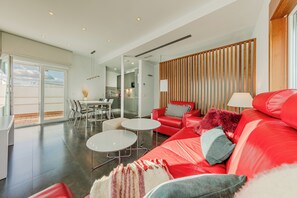 1 habitación, sistema de insonorización y tabla de planchar con plancha 