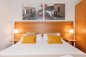 1 habitación, sistema de insonorización y tabla de planchar con plancha 