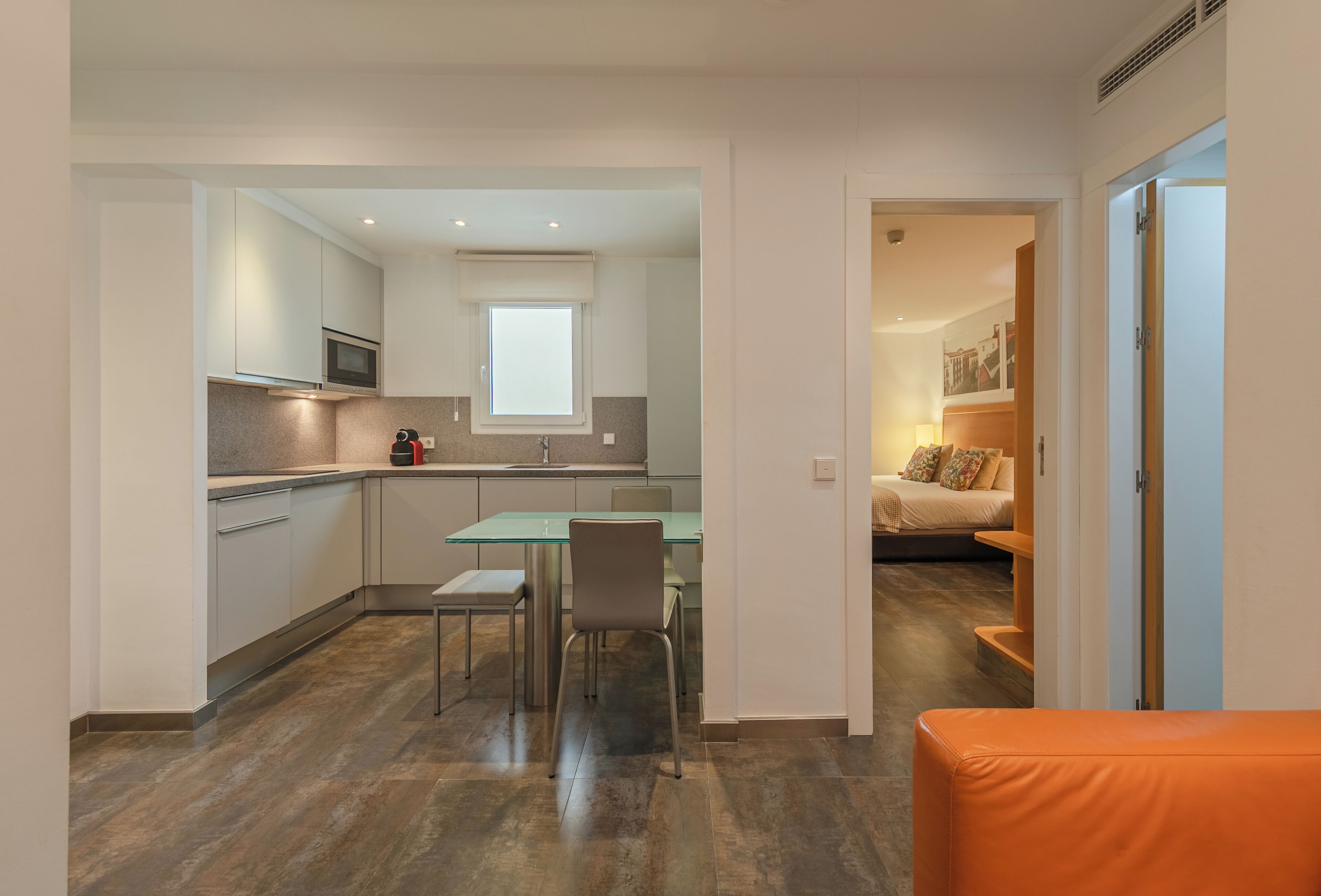 1 slaapkamer, geluiddichte muren, een strijkplank/strijkijzer