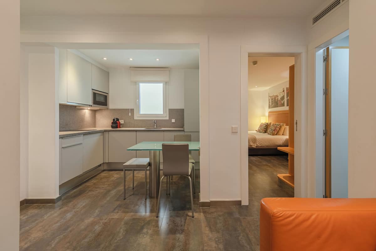 1 chambre, chambres insonorisées, fer et planche à repasser