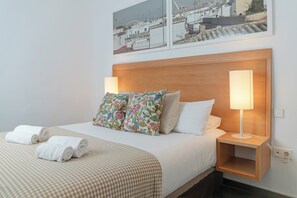 Familienapartment, 2 Schlafzimmer | 1 Schlafzimmer, schallisolierte Zimmer, Bügeleisen/Bügelbrett