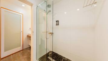 Family Apartment, 2 Bedrooms | Bathroom
