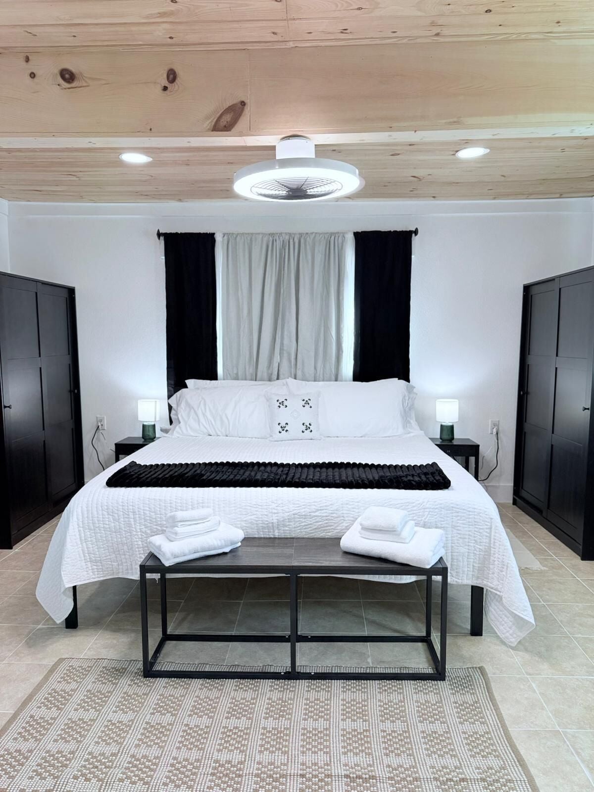 1 slaapkamer, een strijkplank/strijkijzer, wifi, beddengoed