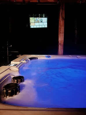Indoor spa tub
