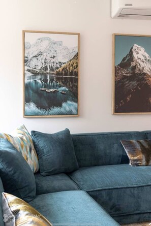 Smart TV, fireplace