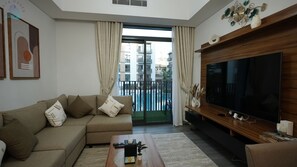 Smart TV - Chic 2-bedroom apartment with fitness room, WiFi in vibrant Dubai (Dubai)