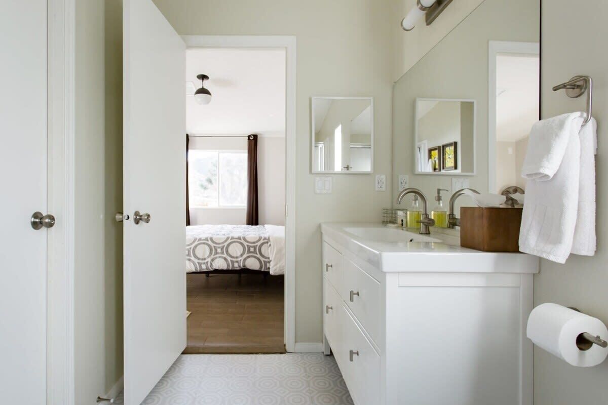 Huis (3 Bedrooms) | Badkamer | Een haardroger, handdoeken, zeep, shampoo