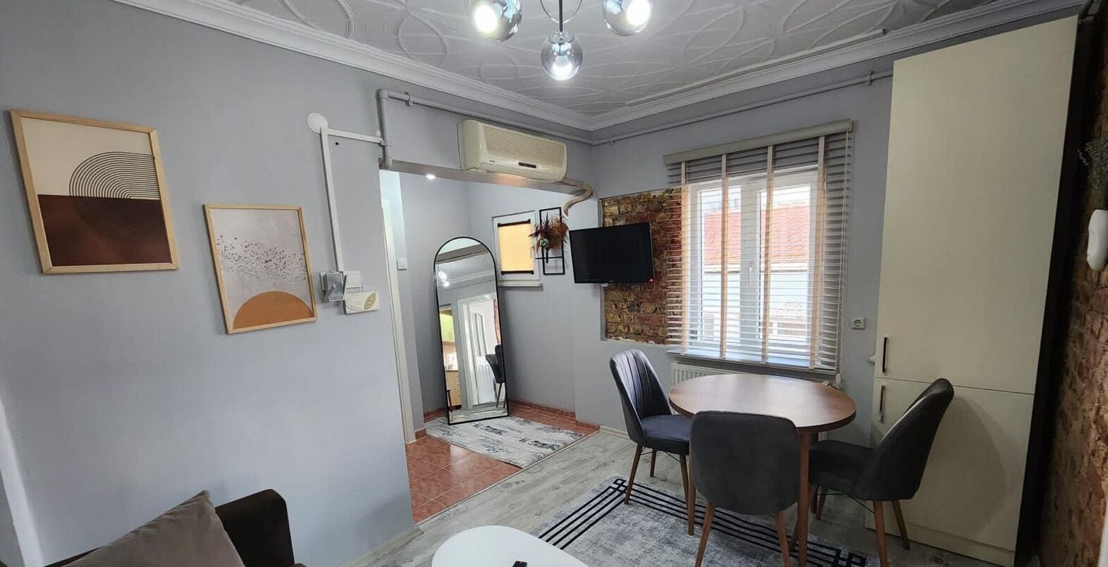 Comfort penthouse | Woonruimte | Een televisie en een printer