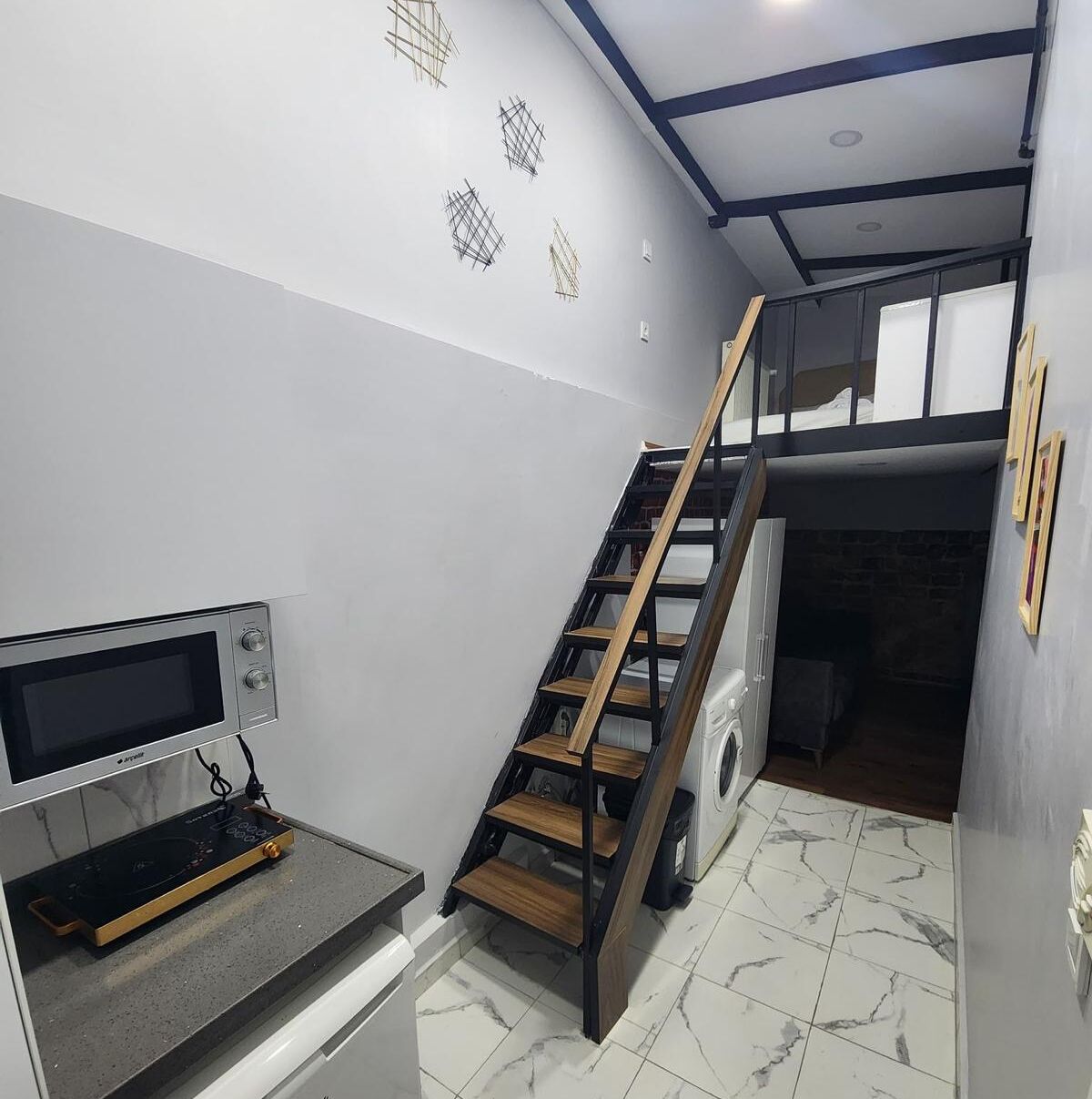 Driepersoonskamer, uitzicht op stad | Privékeuken | Een mini-koelkast, een magnetron, een kookplaat