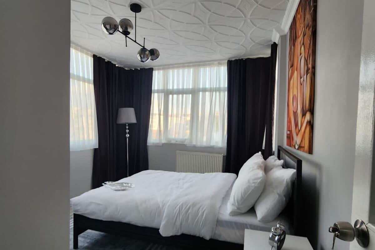 Loftsleilighet – comfort | Sengetøy av topp kvalitet, dundyner, skrivebord og lydisolert