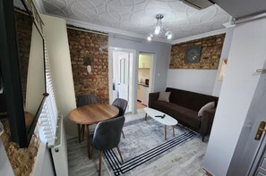 Penthouse Confort | Área de sala de estar | Televisión y impresora 