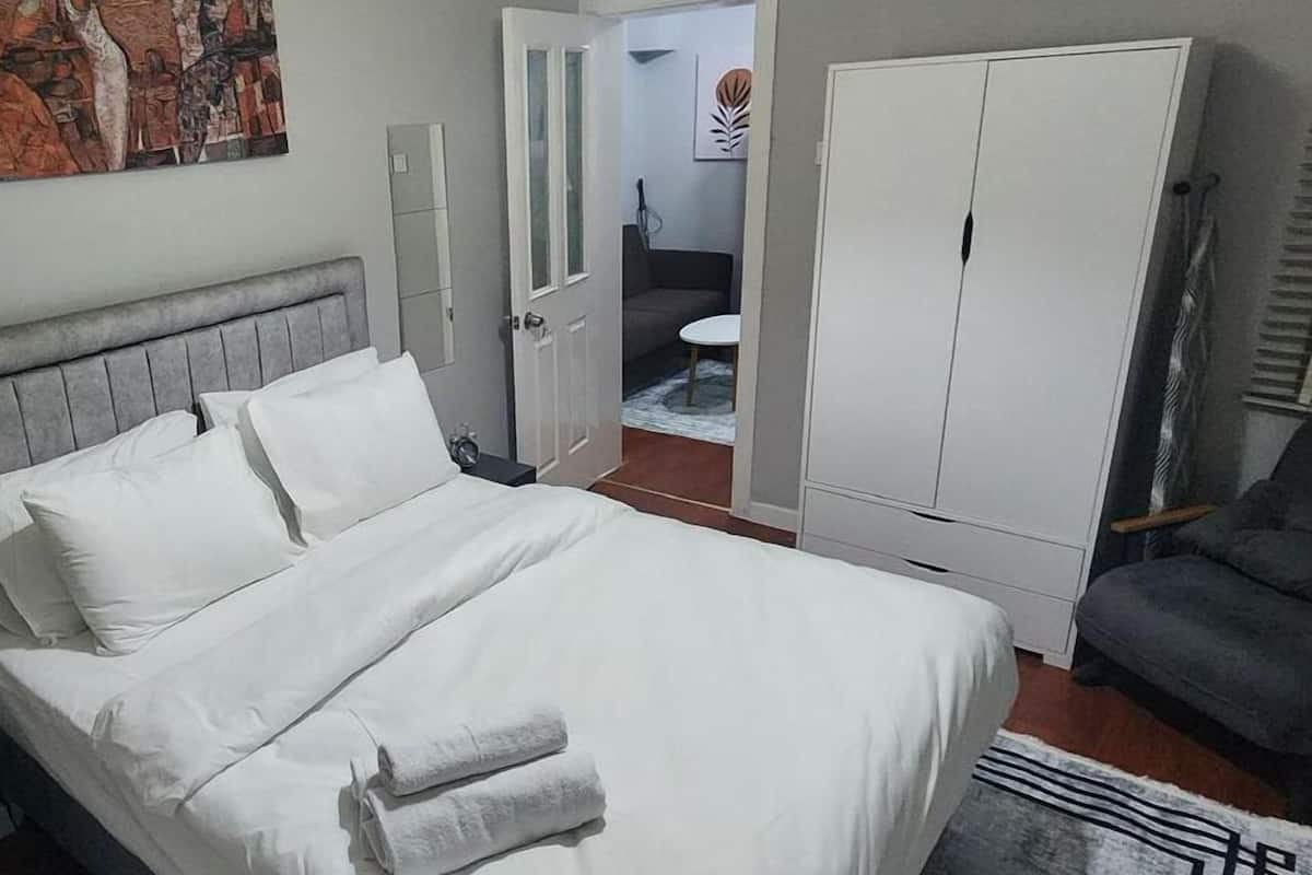 Comfort Apartment | 1 bilik tidur, peralatan tempat tidur premium, gebar bulu kapas, meja