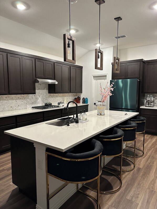 Geladeira, micro-ondas, fogão, cooktop