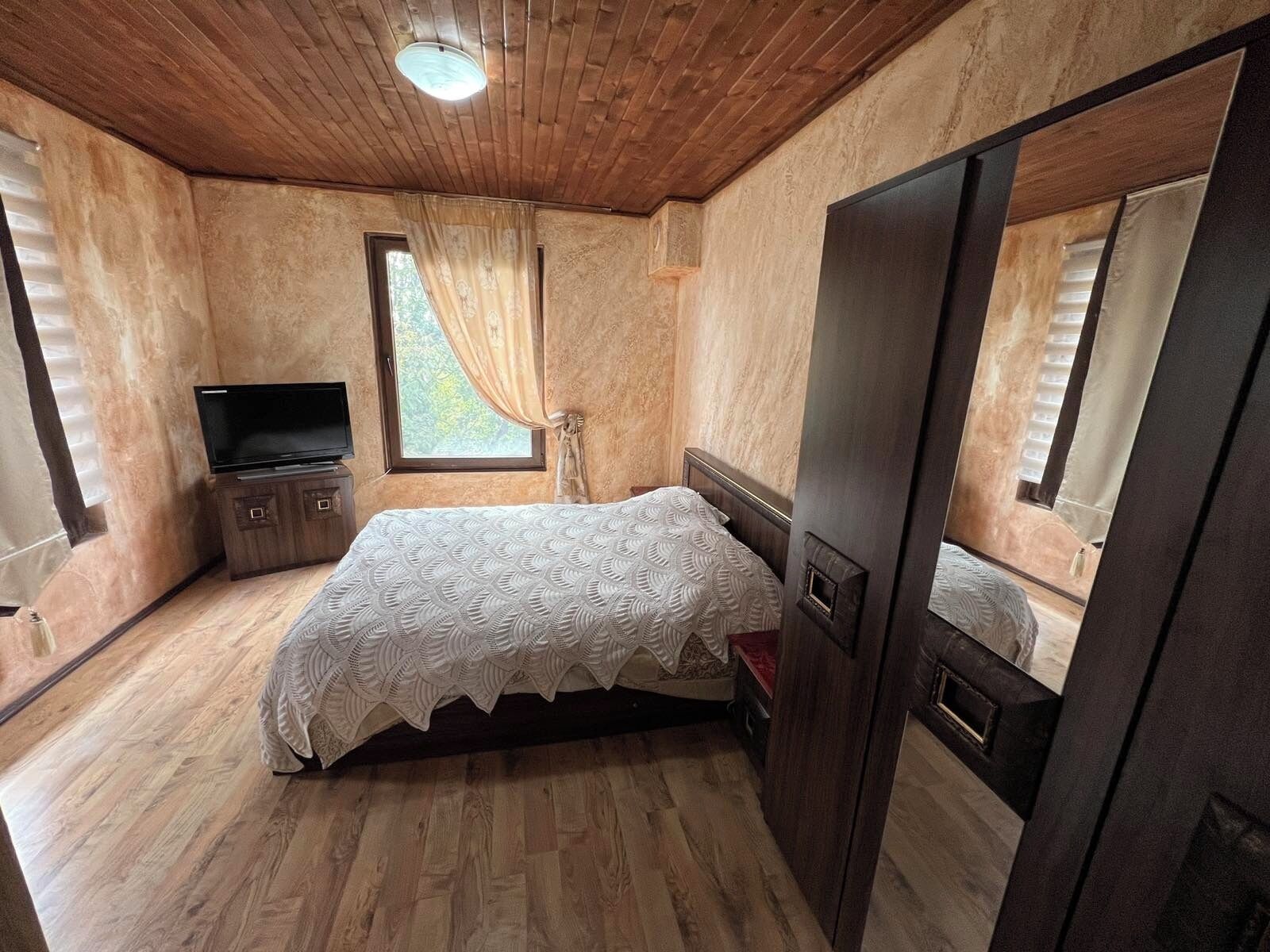 6 bedrooms, iron/ironing board, WiFi, bed sheets